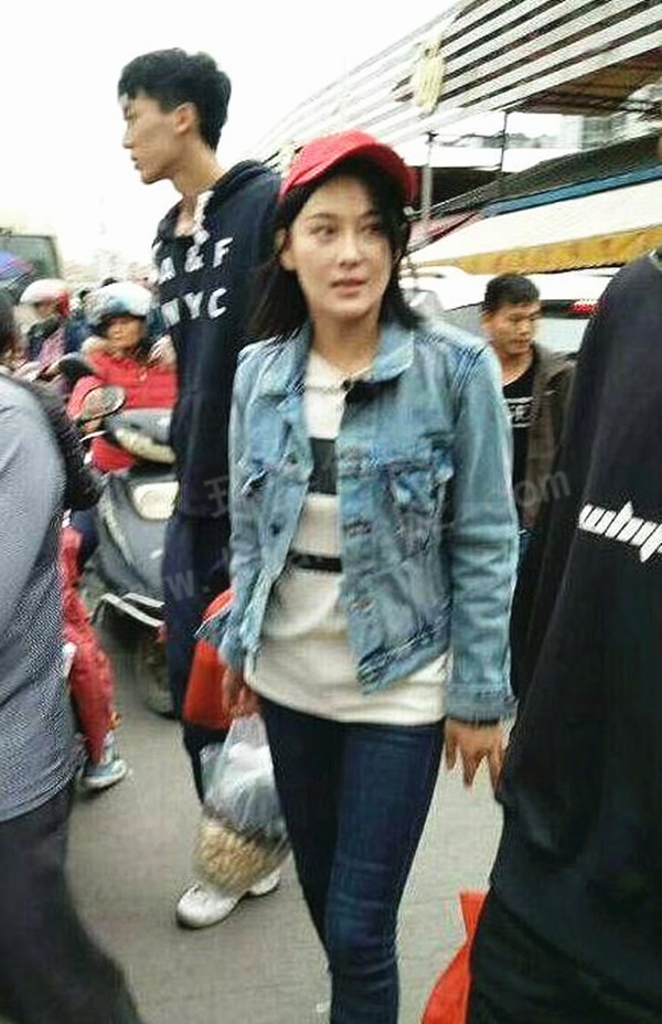 张馨予菜场购物图片1