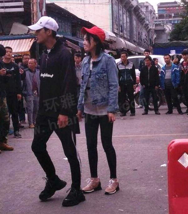 张馨予菜场购物图片
