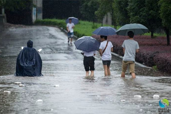 下雨天出行注意事项图片-无纺布袋厂家